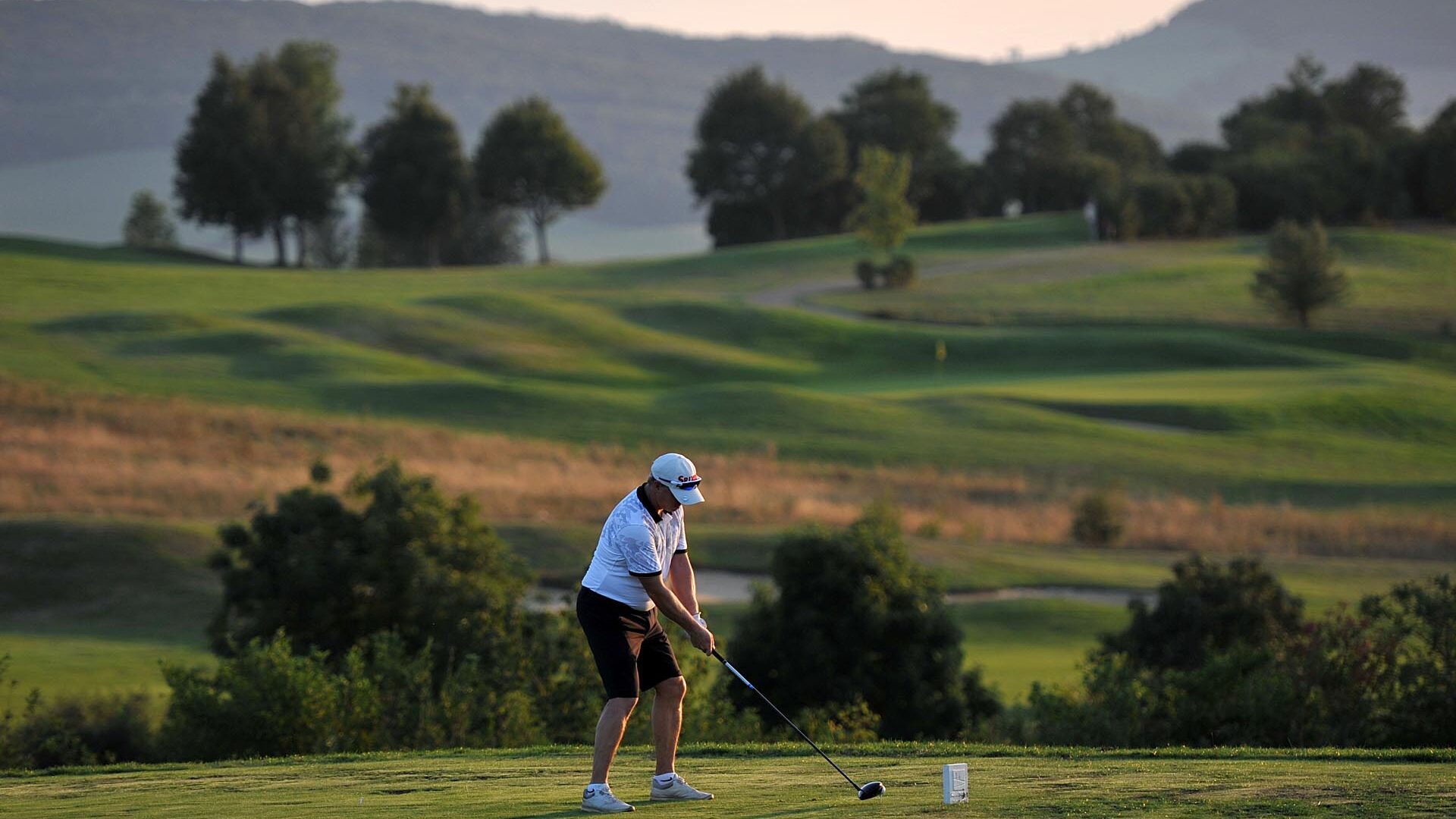 Golf Resort Karlštejn aneb krásné výhledy z Voškovského vrchu