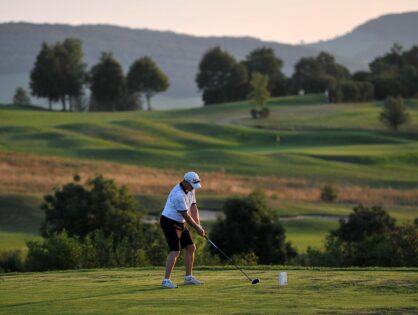 Golf Resort Karlštejn aneb krásné výhledy z Voškovského vrchu