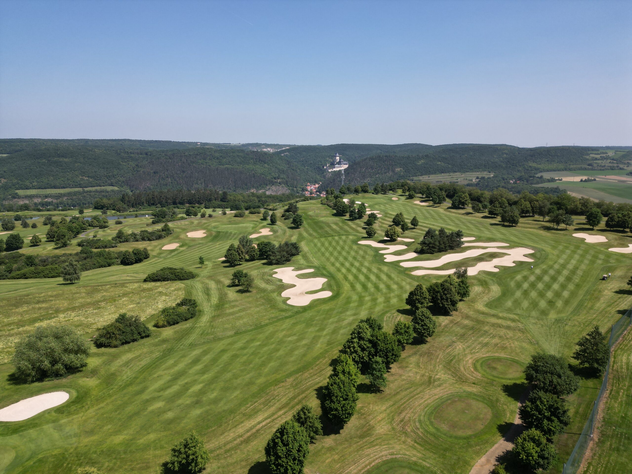 Golfové hřiště s výhledem na hrad Karlštejn
